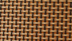 图片只是示意图，并不是真正的玻纤布，基本上由经纬两股材料交错编织而成，经纬的交错间如果有空隙，就容易藏水分，所以一般会以透气性来检查其密合度。