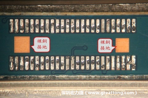 把板对板连接器全部移除，发现其下方板子共有两个裸铜的方形设计。