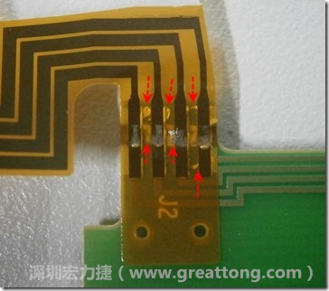 这张图所显示的，PCBA工厂实际进行HotBar(热压熔锡焊接)焊接的时候，经?；岢鱿终饫嗪傅嬷涠搪返奈侍?，下面的图示为比较严重的案例，大部分都只有部份溢锡，但这对品质信赖杜已经产生了及大的为害，既使现在测试没有出现问题，难保在高温膏湿的环境下不会出现电子迁移(Electromigration)的现象。