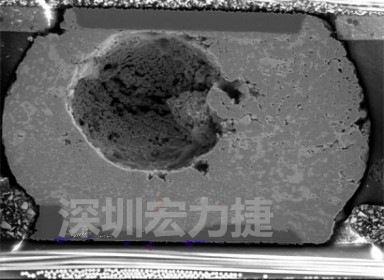 锡球气泡大到足以影响到焊接的品质，下图是锡球切片后的剖面，可以很明显看到气泡已经有锡球的 1/3 大了