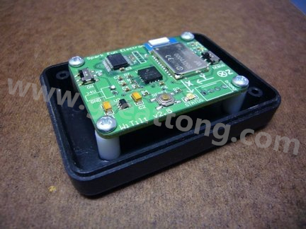 热熔胶的牢固程度，对于非高振动的应用来说已经很足够，而且如果你想要让盒子另作他途，支架也可以拿掉，用酒精磨擦即可移除热熔胶。