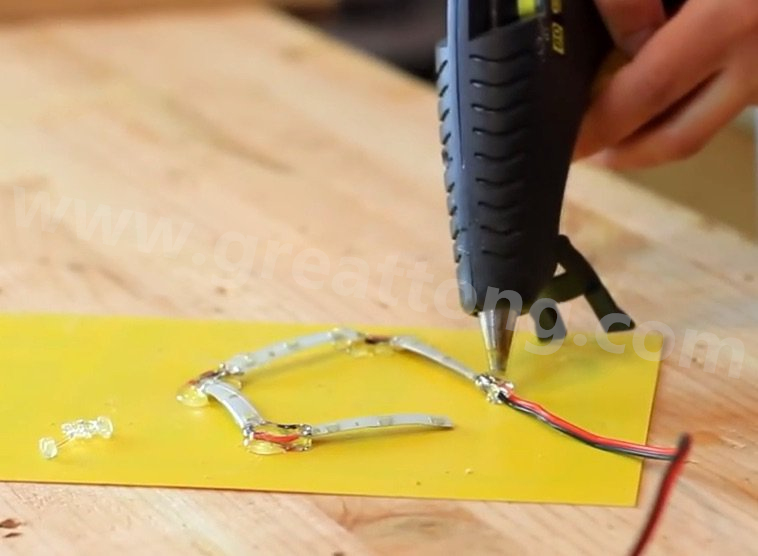  用热熔胶绝缘和其他作用