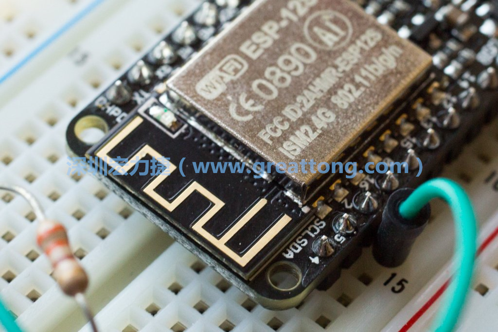 Adafruit Feather板上的无线电天线。