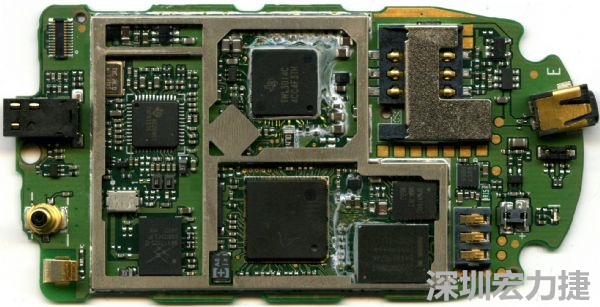 在射频、核心处理器、高速记忆体等高频元件区块，可使用金属屏蔽方式改善产品EMI影响问题。