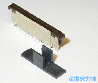 最后变更回塑胶盖子 (cap)，但改为夹外侧