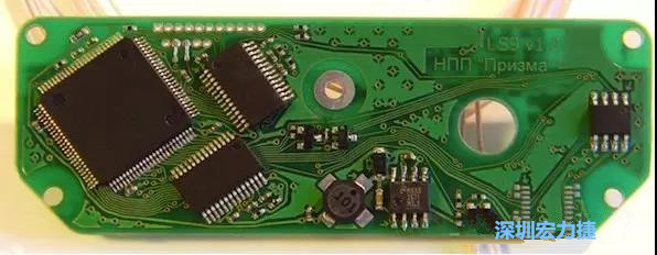 图5：带旋转芯片功能的任意角度布线是给这种电路板布线的唯一方法。