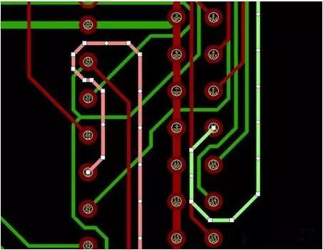 通过自动优化导线形状消除导线打弯(用线段近似弧线只是为了显示没有弧线的任何角度例子)。