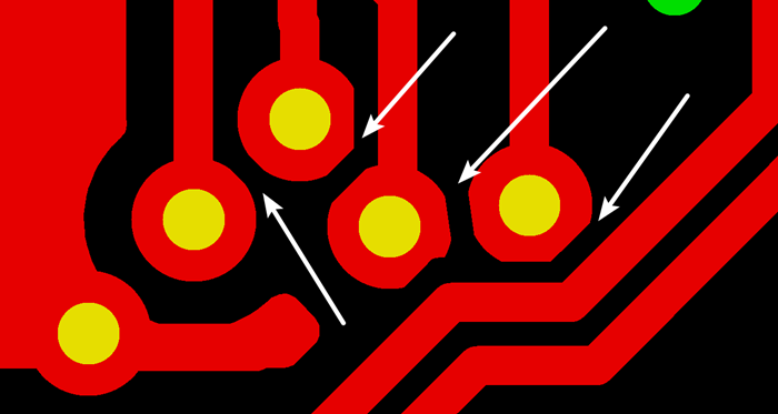 多层板中过孔会在每层线路上都有孔环，且每个层孔环周围环境有夹线也有不夹线，环境各不一